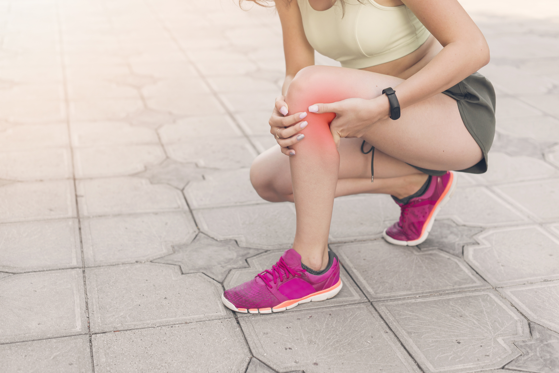 Salus Talent ® 肌緊 30 5 female athlete crouching pavement having pain knee