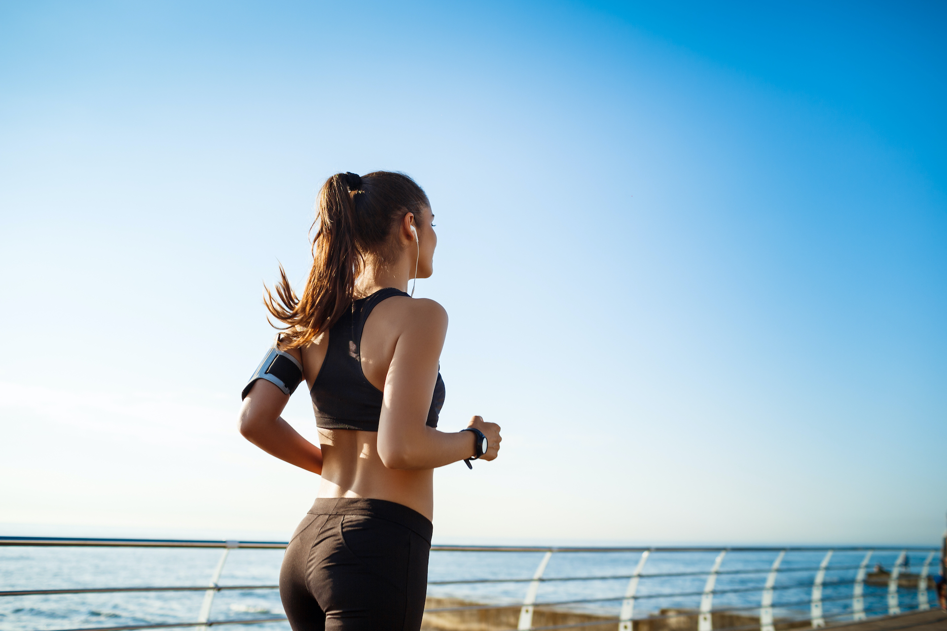 Salus Talent ® 肌緊 30 3 picture young attractive fitness woman jogging with sea wall